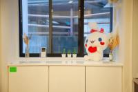 ein Hello Kitty Spielzeug, das auf einer Theke vor einem Fenster sitzt in der Unterkunft 森下小屋 in Tokio