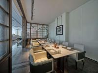 延吉延吉希尔顿逸林酒店的一间配有长桌和椅子的会议室