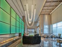 延吉延吉希尔顿逸林酒店的配有吊灯和桌椅的大厅