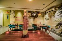 布巴内什瓦尔The Divan的餐厅配有桌椅