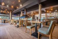 een restaurant met tafels en stoelen en een bar bij Camping Merendella in San-Nicolao