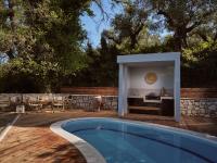 Bazén v ubytovaní Chris & Jo Villas, Enchanting Escapes, with Heated Pools & SeaViews By ThinkVilla alebo v jeho blízkosti