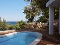 Bazén v ubytovaní Chris & Jo Villas, Enchanting Escapes, with Heated Pools & SeaViews By ThinkVilla alebo v jeho blízkosti