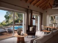 Bazén v ubytovaní Chris & Jo Villas, Enchanting Escapes, with Heated Pools & SeaViews By ThinkVilla alebo v jeho blízkosti