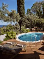 Bazén v ubytovaní Chris & Jo Villas, Enchanting Escapes, with Heated Pools & SeaViews By ThinkVilla alebo v jeho blízkosti
