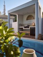 Bazén v ubytovaní Chris & Jo Villas, Enchanting Escapes, with Heated Pools & SeaViews By ThinkVilla alebo v jeho blízkosti