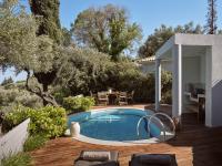 Bazén v ubytovaní Chris & Jo Villas, Enchanting Escapes, with Heated Pools & SeaViews By ThinkVilla alebo v jeho blízkosti