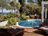 Bazén v ubytovaní Chris & Jo Villas, Enchanting Escapes, with Heated Pools & SeaViews By ThinkVilla alebo v jeho blízkosti