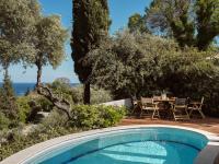 Bazén v ubytovaní Chris & Jo Villas, Enchanting Escapes, with Heated Pools & SeaViews By ThinkVilla alebo v jeho blízkosti