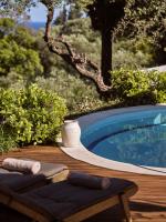 Bazén v ubytovaní Chris & Jo Villas, Enchanting Escapes, with Heated Pools & SeaViews By ThinkVilla alebo v jeho blízkosti
