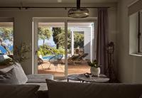 Posedenie v ubytovaní Chris & Jo Villas, Enchanting Escapes, with Heated Pools & SeaViews By ThinkVilla