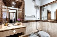 A bathroom at Trevi Fountain Luxury Guest House