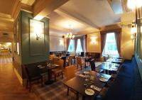 Un restaurante con mesas y sillas en una sala. en Burn Hall Hotel, en Huby