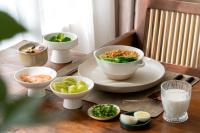 een tafel met kommen en borden met eten erop bij Dali Mountainside Hotel in Dali