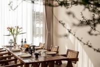 een houten tafel met stoelen en een groot raam bij Dali Mountainside Hotel in Dali