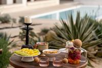 een houten tafel met eten en drinken erop bij Dali Mountainside Hotel in Dali