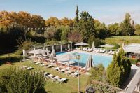 una vista aérea de una piscina con tumbonas y sombrillas en M&#39;AR De AR Muralhas, en Évora
