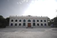 un gran edificio blanco con una puerta en el medio en THE TRADE INTERNATIONAL HOTEL Jaipur, en Bagru