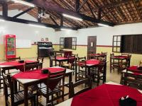 een eetkamer met tafels en stoelen met rode servetten bij Estância da vida Hotel e laser in Engenheiro Paulo de Frontin