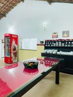 een Coca-Cola-automaat en een tafel in een winkel bij Estância da vida Hotel e laser in Engenheiro Paulo de Frontin