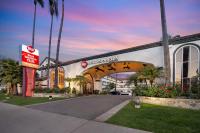 una entrada a un hotel con un edificio en Best Western Plus Newport Mesa Inn, en Costa Mesa