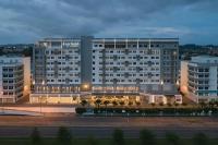 un gran edificio blanco con una calle delante en Fairfield by Marriott Bintulu Paragon, en Bintulu