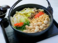 uma tigela preta de comida com macarrão e legumes em Ryogoku View Hotel em Tóquio