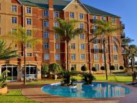 un edificio de apartamentos con piscina frente a él en ANEW Hotel Centurion Pretoria, en Centurion