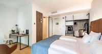 Una habitación de hotel con una cama, un escritorio y una silla. en Aiden by Best Western Biberach, en Biberach an der Riß