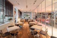 Hotel Sorli Emocions في Vilassar de Dalt: مطعم به طاولات وكراسي ونوافذ