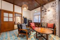 屏東市にあるVictory Guesthouseのテーブルと椅子のあるリビングルーム