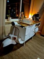 ein Roller neben einem Tresen mit einem Tisch in der Unterkunft Die Heilsbach gGmbH in Fischbach