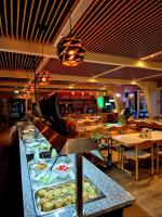 ein Restaurant mit einem Buffet mit Gebäck auf der Theke in der Unterkunft Die Heilsbach gGmbH in Fischbach