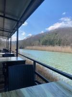 een uitzicht op een rivier vanaf een boot bij Ağva Capella Hideaway Hotel in Sile