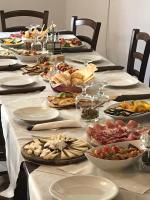 Đồ ăn tại/gần nhà khách