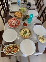 Đồ ăn tại/gần nhà khách