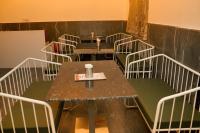 una fila de mesas y sillas en una habitación en Hotel Rajmahal Palace Bhimashankar pune, en Taleghar