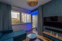 Televízia a/alebo spoločenská miestnosť v ubytovaní Bright and Blue 3city Apartment with Balcony in Gdynia by Noclegi Renters