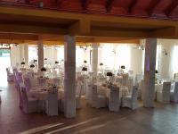 una stanza piena di tavoli e sedie con tavoli e sedie bianchi di Transylvania Hills a Şoimuş