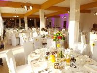 una sala da pranzo con tavoli bianchi e sedie bianche di Transylvania Hills a Şoimuş