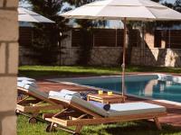 Bazén v ubytování Casa Di Pietra, a Private Retreat with Heated Pool, By ThinkVilla nebo v jeho okolí