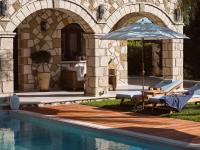 Bazén v ubytování Casa Di Pietra, a Private Retreat with Heated Pool, By ThinkVilla nebo v jeho okolí