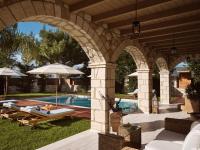 Bazén v ubytování Casa Di Pietra, a Private Retreat with Heated Pool, By ThinkVilla nebo v jeho okolí
