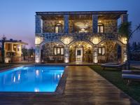 Bazén v ubytování Casa Di Pietra, a Private Retreat with Heated Pool, By ThinkVilla nebo v jeho okolí