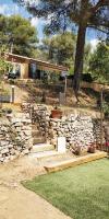Ogród w obiekcie Villa CIGALONS en pleine pinède avec PISCINE chauffée de mai à septembre