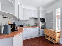 Kuchyňa alebo kuchynka v ubytovaní Les Volets Bleus-Charmante maison entièrement équipée face à la mer pour 2 à 6 personnes