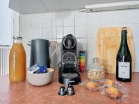 Nápoje v ubytovaní Les Volets Bleus-Charmante maison entièrement équipée face à la mer pour 2 à 6 personnes
