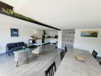 Posedenie v ubytovaní Grande maison familiale avec piscine, proche plage