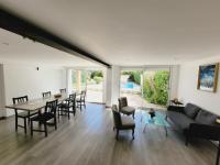 Posedenie v ubytovaní Grande maison familiale avec piscine, proche plage