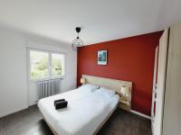 Posteľ alebo postele v izbe v ubytovaní Grande maison familiale avec piscine, proche plage